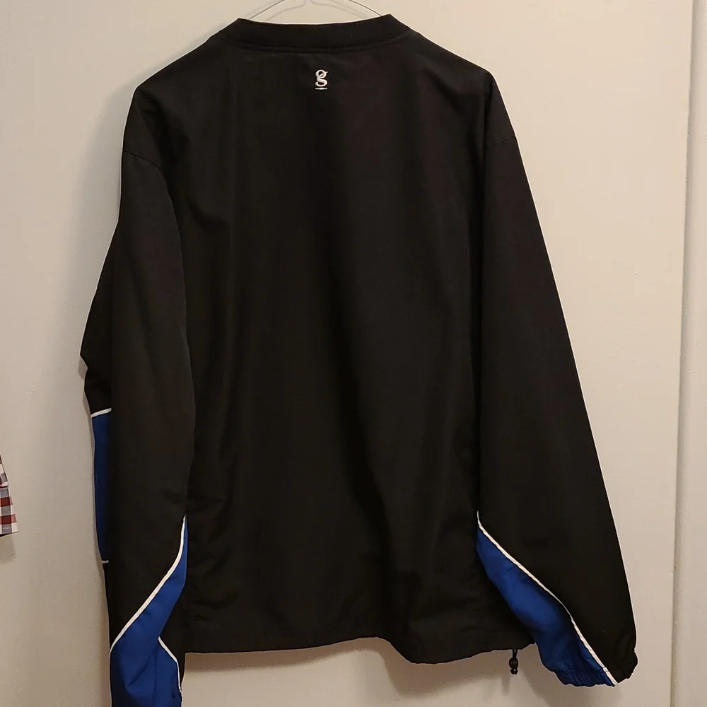 Pistons V-neck Windshirt - Picture 8 of 10